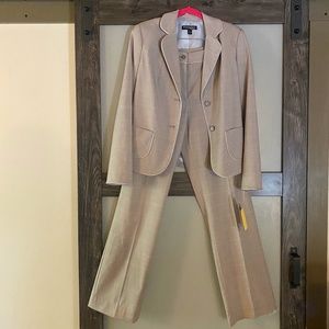 Sharagano Elegant Suit  Sz 6. Light Grey w/light powder blue piping  and lining